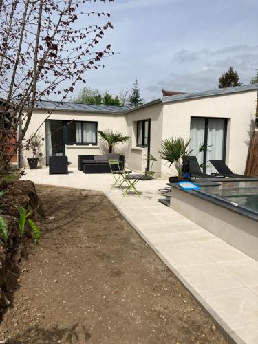 une maison avec une terrasse et une piscine dans l'établissement Studio style loft, à Mantes-la-Jolie