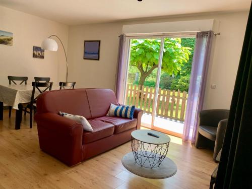 un salon avec un canapé et une table dans l'établissement Le clos rozan, à Sainte-Eulalie-en-Born