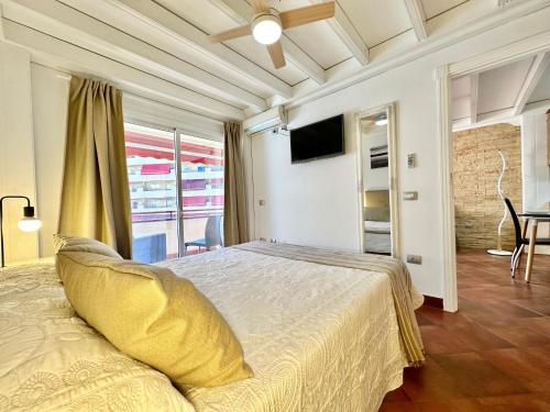 Un dormitorio con una cama grande y un televisor. en Daniela Garden, en Puerto de Santiago