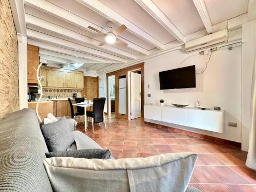 Una sala de estar con un sofá y un televisor. en Daniela Garden, en Puerto de Santiago