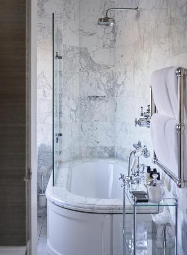 Uma casa de banho em Cliveden House - an Iconic Luxury Hotel
