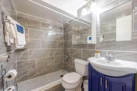 um banheiro com um vaso sanitário branco e uma pia em Fresh Private Apartment Lower level- 2 beds em Brampton