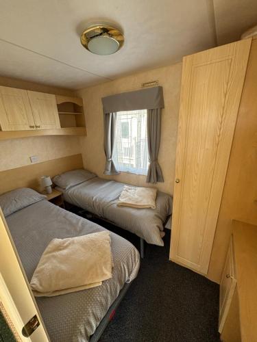 Katil atau katil-katil dalam bilik di Seaview 146 - Ingoldmells - central heating, bed linen, full length decking - Meadow Lakes Caravan & Lodge Hire