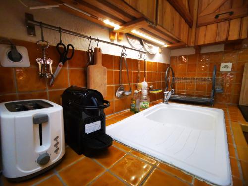 une cuisine avec un grand évier blanc dans l'établissement Appartement cosy cœur historique de Montpellier, à Montpellier