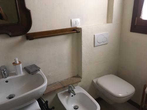 a small bathroom with a sink and a toilet at Chiesa Ignano 1778 in Marzabotto