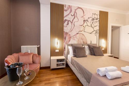 Un dormitorio con una cama grande y una silla. en Querini Suite Roma, en Roma