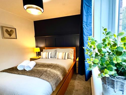 Postel nebo postele na pokoji v ubytování Ground Floor Flat with Free Parking & WiFi