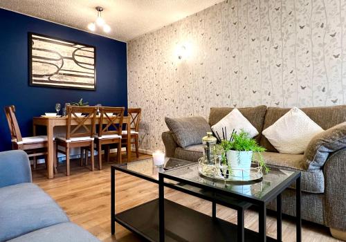 Posezení v ubytování Ground Floor Flat with Free Parking & WiFi
