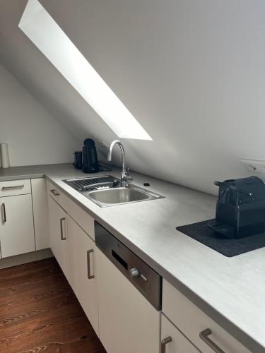 Η κουζίνα ή μικρή κουζίνα στο Charmante Dachgeschosswohnung in Lage