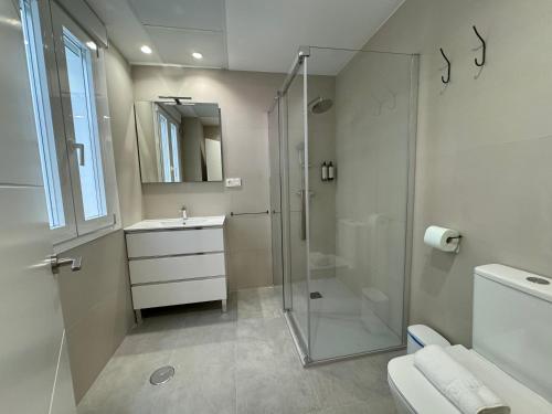 une salle de bain avec douche et lavabo dans l'établissement Navas PentHouse 301 By Florentia Homes, à Grenade