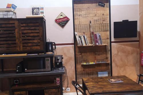 - un salon avec un four micro-ondes et une table dans l'établissement La POULIDO au pied du Mont Ventoux PROVENCE, à Bédoin