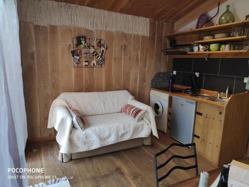 un salon avec un canapé et une cuisine dans l'établissement La POULIDO au pied du Mont Ventoux PROVENCE, à Bédoin