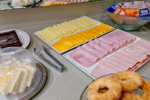 a table with different types of cheese and other foods at Hotel Villa de Holanda in Holambra
