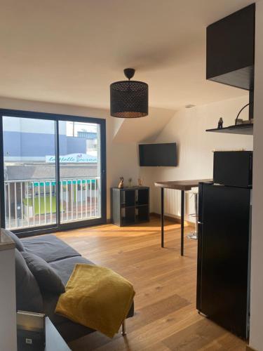 un salon avec un canapé et une table dans l'établissement Le cœur de St Martin, à Bréhal