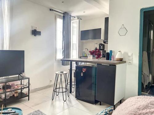 - une cuisine avec un comptoir et un bar dans l'établissement Studio bord de plage - Mourillon, à Toulon