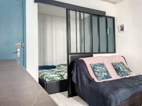 Un ou plusieurs lits dans un hébergement de l'établissement Studio bord de plage - Mourillon