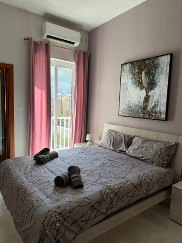 una camera da letto con un letto con le scarpe sopra di Sliema Shoreside Suite a Sliema