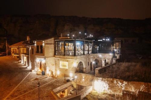 een gebouw met 's nachts verlichting erop bij Misty Cave Hotel in Urgup