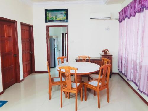 a dining room with a table and chairs at Spacious Semi-D Taman Terus Homestay in Bintulu