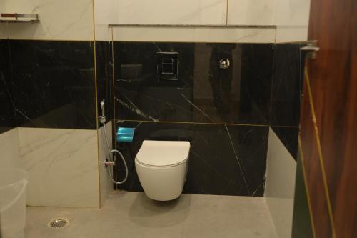 RudraprayāgにあるHotel Udit Inn Rudraprayagの個室に白いトイレがあるバスルーム