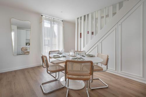 une salle à manger avec une table et des chaises dans l'établissement Appartement pour 5 - Proche marche et commerces, au Pouliguen