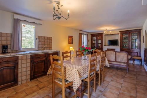 une cuisine et une salle à manger avec une table et des chaises dans l'établissement Le Viguier - Maison avec terrasse vue montagne, à Monieux