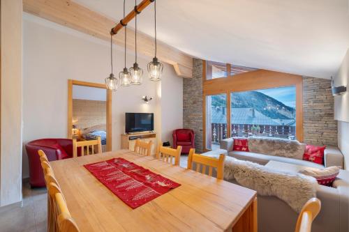 a dining room and living room with a table at Ferienwohnung Athosia in Leukerbad