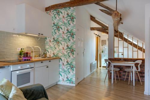 une cuisine et une salle à manger avec une table et des chaises dans l'établissement La Claustra - Entre châteaux et Beauval, à Romorantin-Lanthenay
