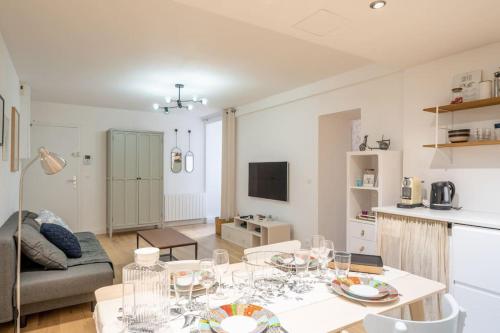 - un salon avec une table et des verres à vin dans l'établissement RICHEBOURG à 5min du Jardin des plantes, à Nantes