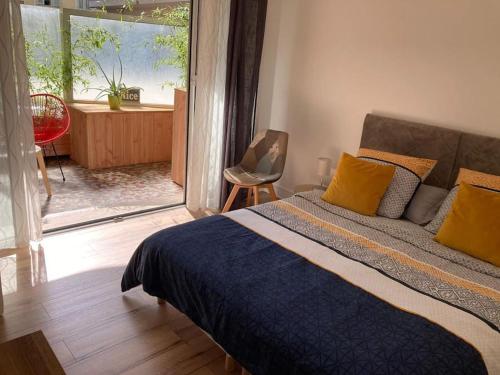 - une chambre avec un lit et une vue sur une terrasse dans l'établissement Beautiful flat Nice French Riviera 2min beach Negresco, à Nice