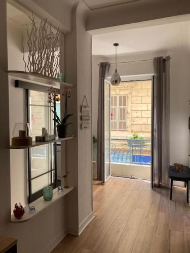 Il comprend un salon doté de parquet et d'une porte coulissante en verre. dans l'établissement Beautiful flat Nice French Riviera 2min beach Negresco, à Nice