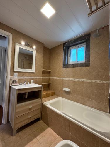 une salle de bain avec une baignoire, un lavabo et des toilettes dans l'établissement Mirador del Indio, à Mar de las Pampas