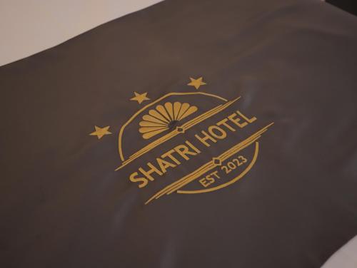 Certificado, premio, señal o documento que está expuesto en Shatri Hotel