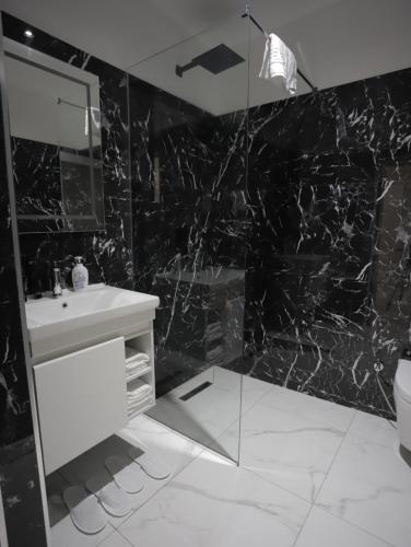 Un baño de Shatri Hotel