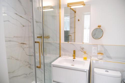 une salle de bain avec un lavabo et une douche dans l'établissement Villa Nady, à Pauillac
