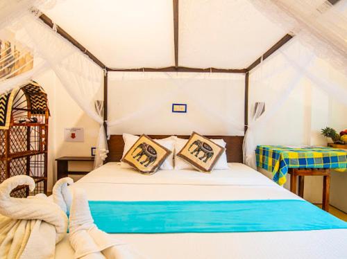 Кровать или кровати в номере Frangipani Beach Villa