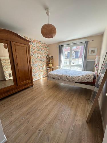 une chambre avec un lit et une fenêtre dans l'établissement Appartement proche Marché de Noël, à Strasbourg