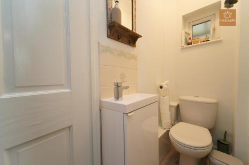 Bilik mandi di Gaia Cottages 3BR Home with Parking,WIFI,Garden,EV & Desk