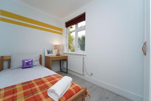 Katil atau katil-katil dalam bilik di Gaia Cottages 3BR Home with Parking,WIFI,Garden,EV & Desk
