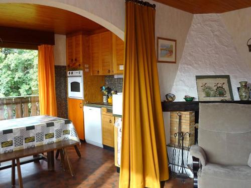 une cuisine avec un rideau jaune dans une pièce dans l'établissement Location 2P aux Gets, 5 pers., accès pistes, garage, à 300m des commerces - FR-1-802-56, aux Gets