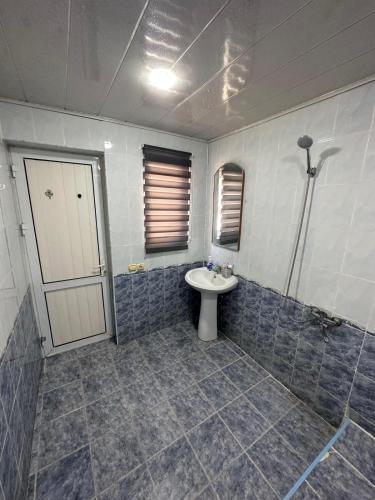 ein Badezimmer mit Waschbecken und Dusche in der Unterkunft Elegant Red House in Baku