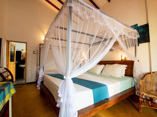 Кровать или кровати в номере Frangipani Beach Villa