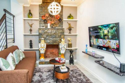 un soggiorno con divano e camino di R-Haus Baguio a Baguio