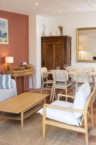 un salon avec une table et des chaises dans l'établissement Propriété unique de trois maisons 9 chambres au coeur du Croisic, au Croisic