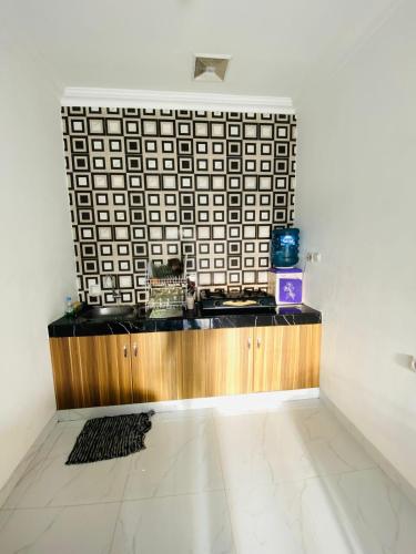 a room with a counter with a wall at Kamar no 2 in Sampal 2