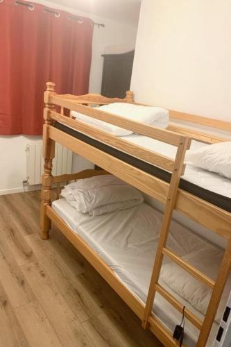 quelques lits superposés dans une chambre dans l'établissement HAUTE VIENNE 87 Location Gîte au Lac de Vassivière Maison de Vacances Familiale et Pêche à Peyrat le Château, à Peyrat-le-Château