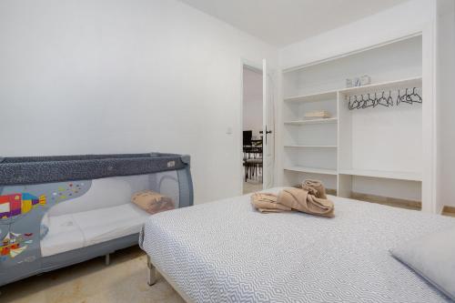 1 dormitorio con 1 cama y 1 litera con 1 cama en Casa Yeray, en Caleta de Fuste