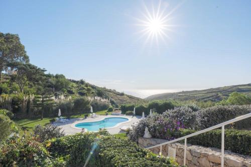 vistas a un jardín con piscina en Villa Guincho Cascais | Ocean View | 16pax | Maid, en Alcabideche