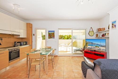 une cuisine et un salon avec une table et des chaises dans l'établissement L'impérial, terrasse, à Menton