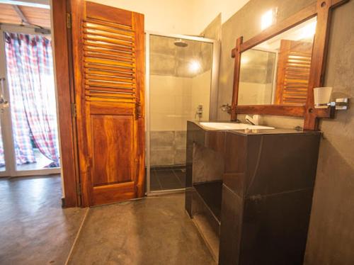 Ванная комната в Frangipani Beach Villa